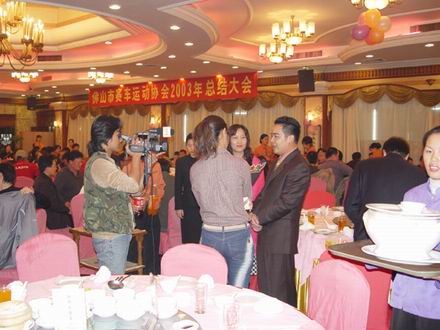 广东mg冰球突破铝厂猎人车队签约之采访邝总