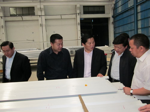 “五一”节，，，，，，，沛县县长等向导到我mg冰球突破江苏分厂慰问一线员工