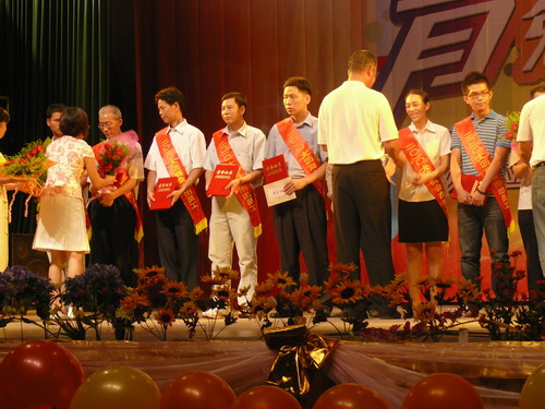 我公司加入——2010大沥商会“贺中秋，，，，，，迎国庆”暨表扬优异员工文艺晚会