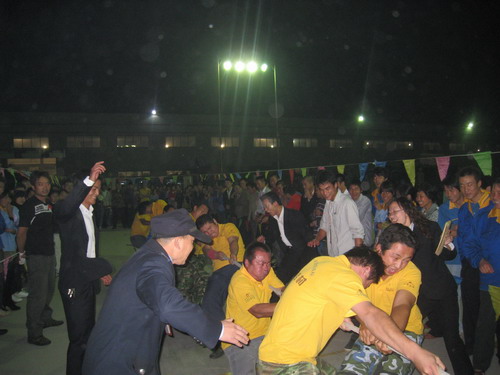 笑容可掬庆国庆，，，，，，，五彩缤纷展风范