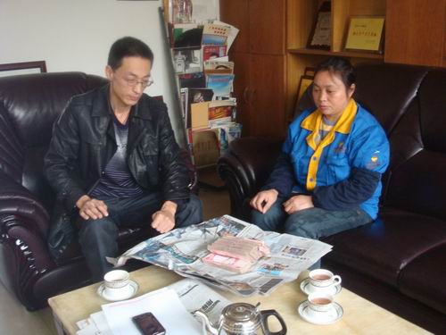 慰问送眷注，，，，伸手献爱心