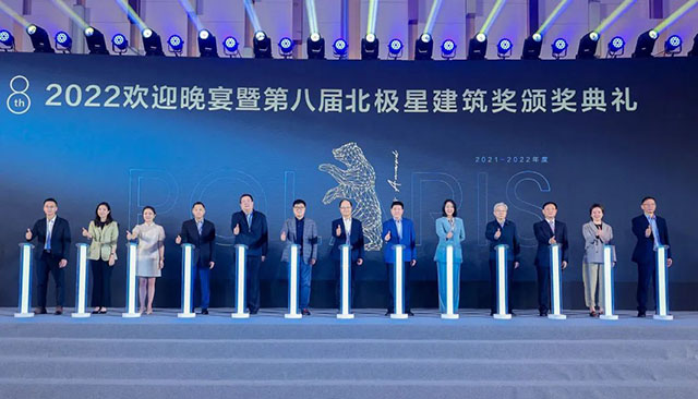 mg冰球突破集团副总司理杨锦华(左一)出席“中国门窗幕墙北极星奖”颁奖活动仪式