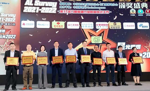 mg冰球突破集团销售总司理刘洪之(右二)代表上台领奖